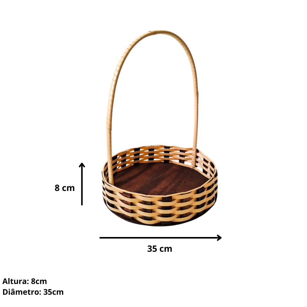 Cesta redonda de madeira de pinus e fibra sintética.